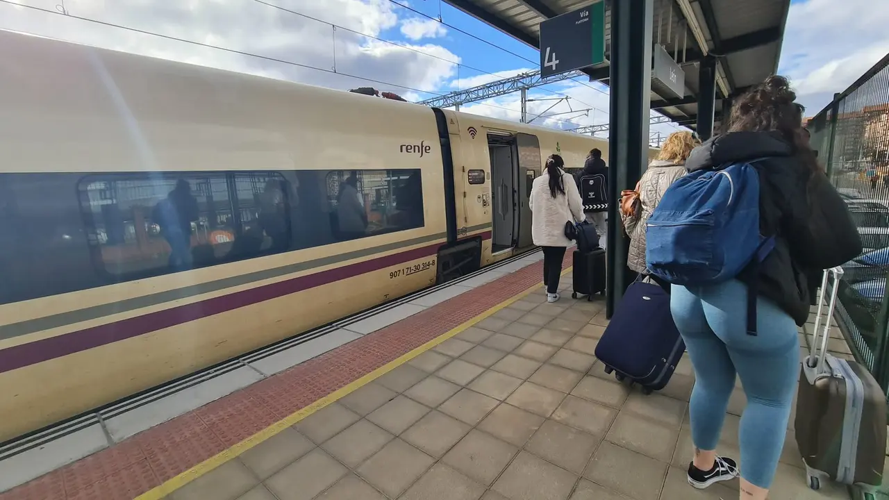 Pasajeros, con sus maletas, en la estaci&oacute;n de tren de Le&oacute;n.
