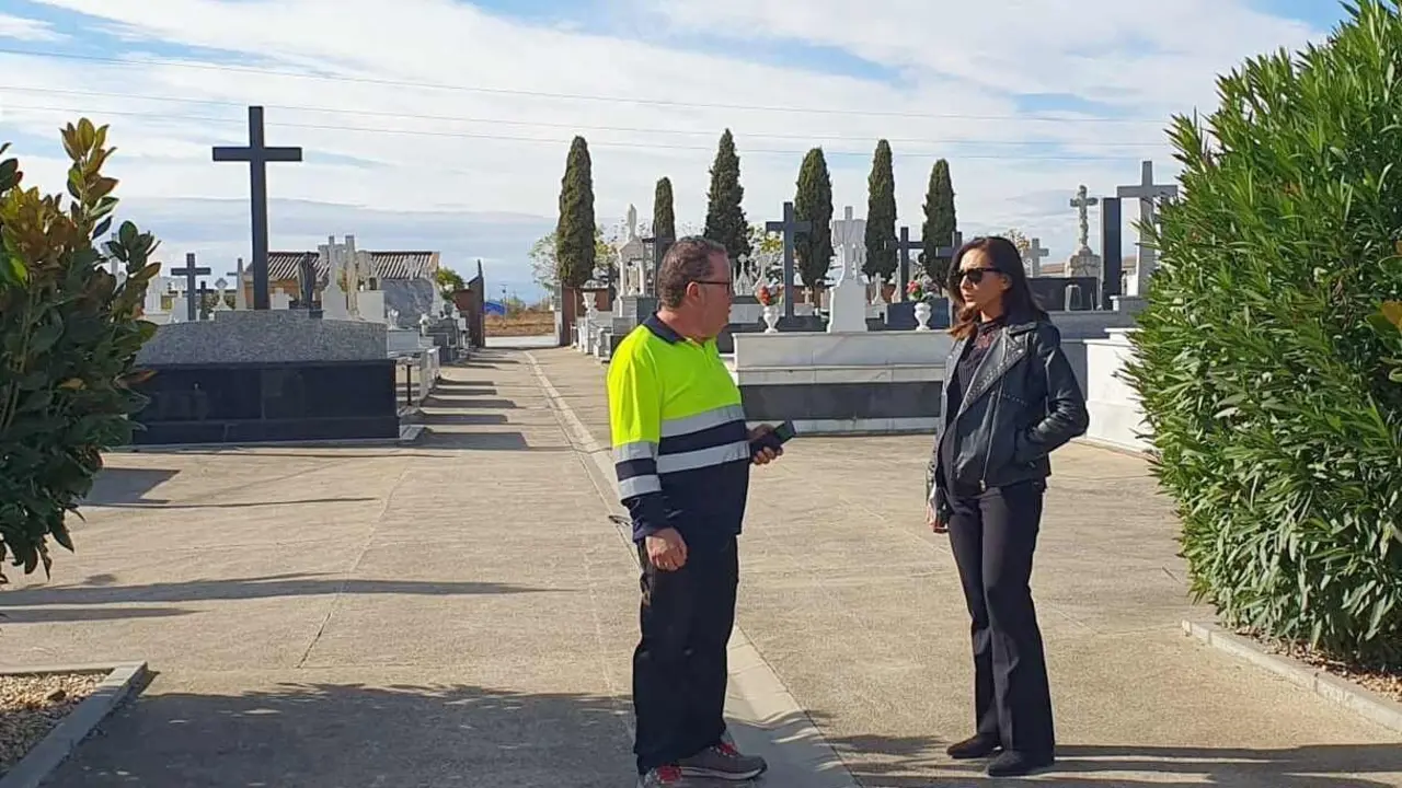 La alcaldesa de Santa María del Páramo, Alicia Gallego, durante su visita al cementerio municipal.