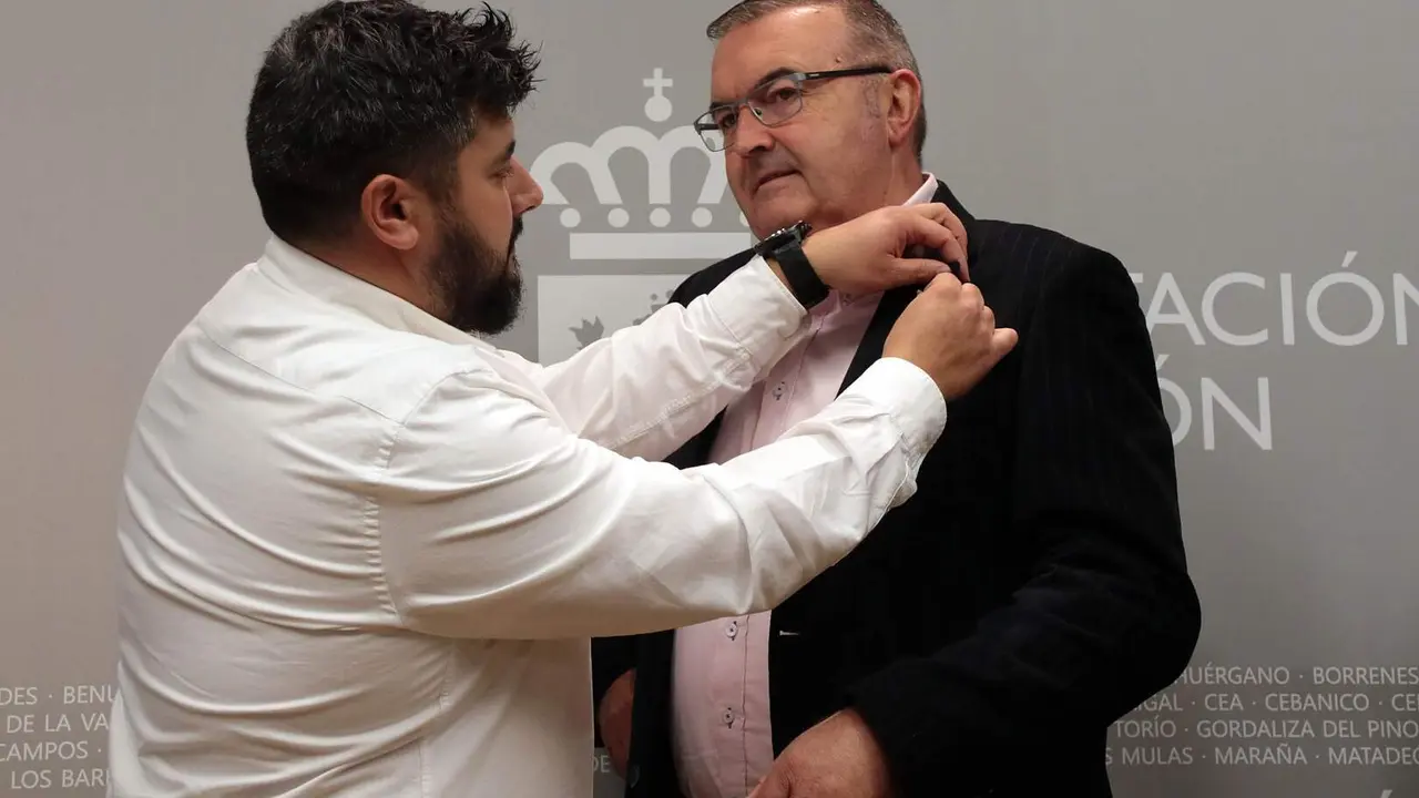 El vicepresidente de la Diputación de León, Roberto Aller, acompaña a los representantes de la Sociedad Micológica San Jorge en la presentación de la 51 Semana Micológica. Foto: Peio García