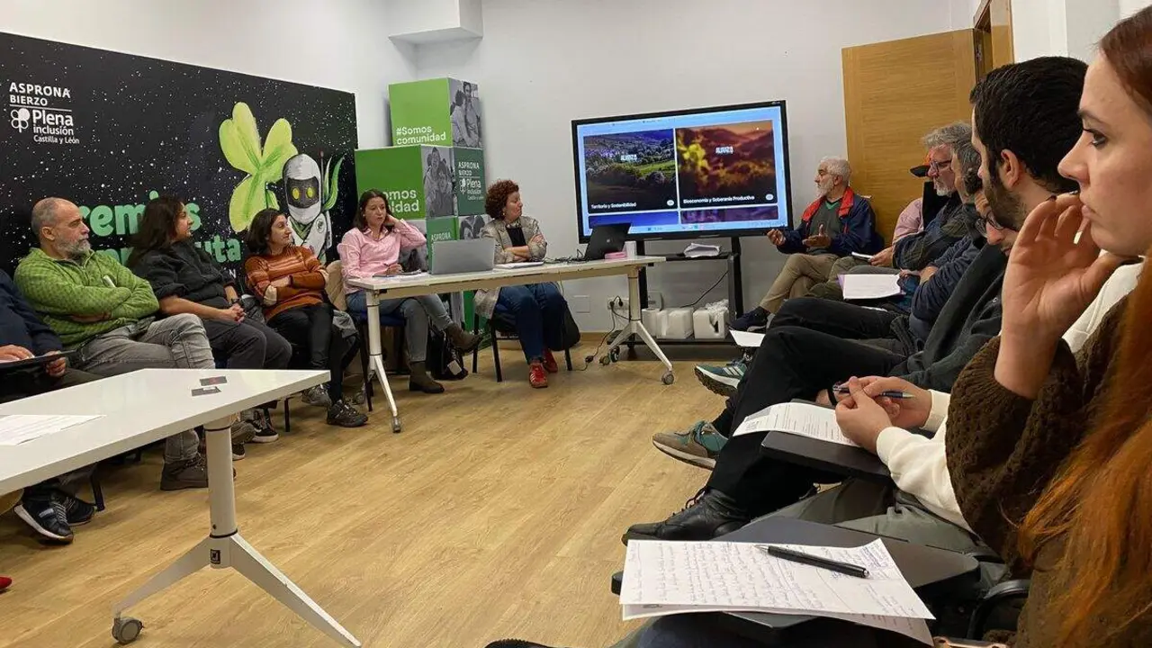 Más de treinta colectivos participan en la primera mesa de trabajo de la Alianza Bierzo Cabrera.
