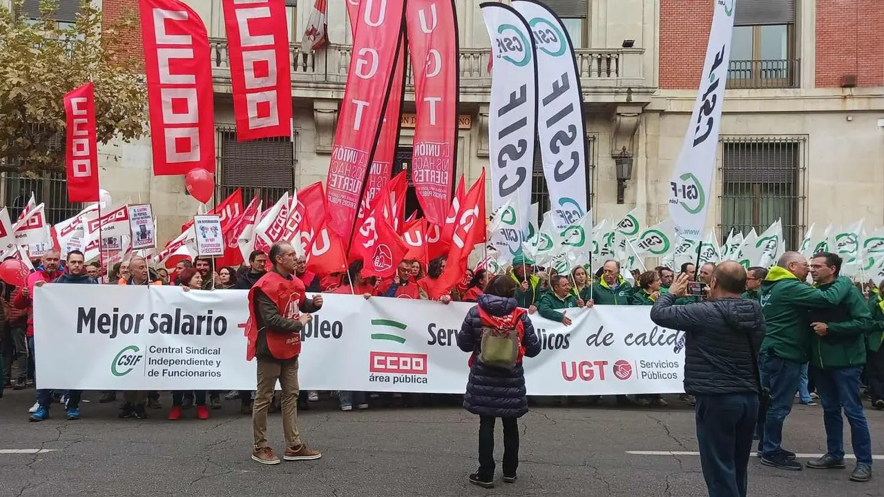 Decenas de empleados públicos se concentraron este jueves a las 12 del mediodía ante la Subdelegación del Gobierno en León, dentro de una movilización convocada simultáneamente en toda España por los sindicatos UGT, CCOO y CSIF.