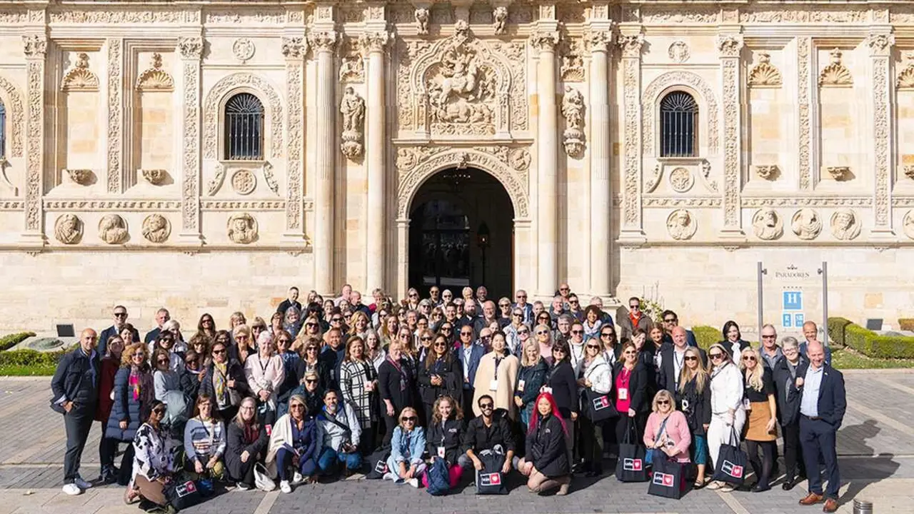 Los participantes en el encuentro celebrado en León posan ante el Hostal de San Marcos.