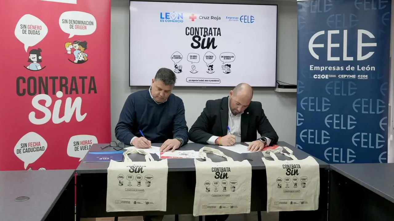 Un instante de la firma del convenio.