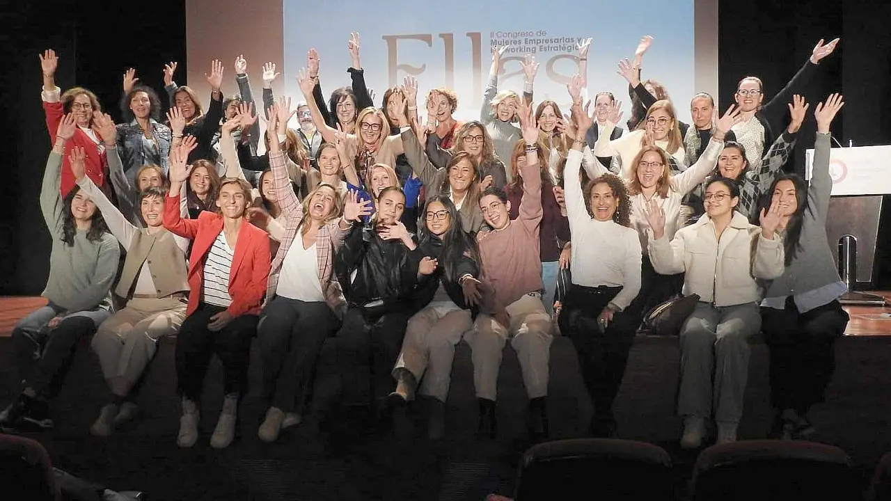 La segunda edición del Congreso de Mujeres Empresarias y Networking Estratégico congrega este jueves a decenas de profesionales en el Salón de Actos de Unicaja con ponencias sobre liderazgo, innovación y sostenibilidad. En las imágenes, la inauguración oficial. Fotos: Peio García