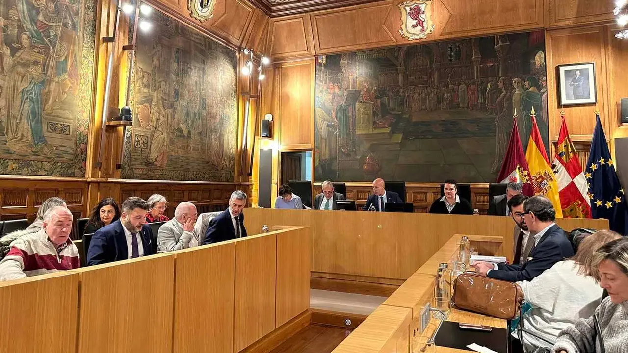 Un instante del pleno del Ayuntamiento de León celebrado este viernes en la Diputación Provincial.