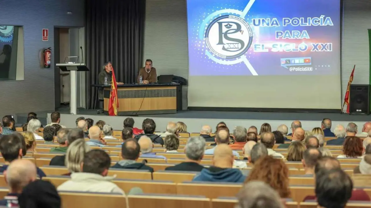 Un instante del encuentro celebrado en el salón de actos del Ayuntamiento de León.