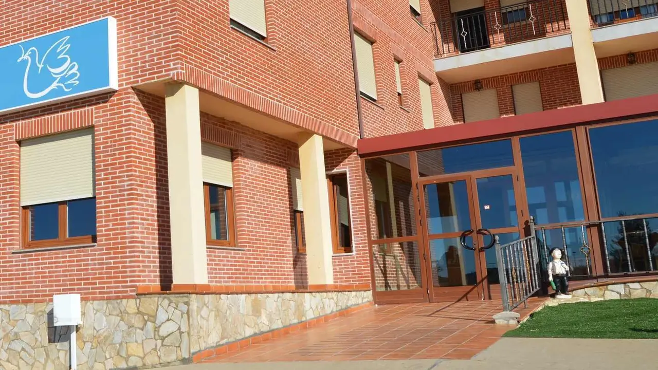 Imagen del acceso principal a la residencia.