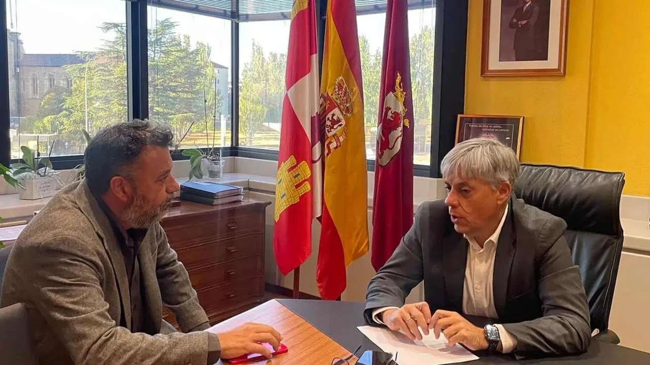 Un instante de la reunión con el Ayuntamiento de Prioro.