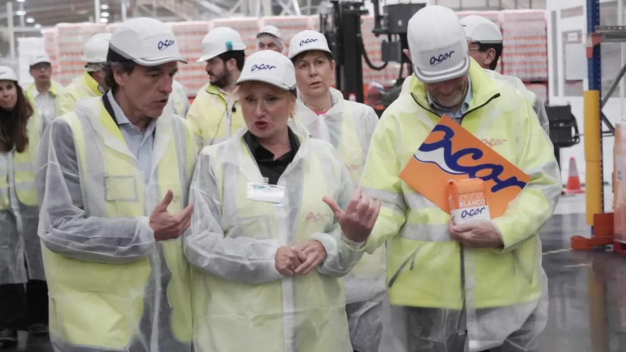 La consejera de Industria, Comercio y Empleo de la Junta de Castilla y León, Leticia García Sánchez, visita las instalaciones de la planta azucarera de Acor en Olmedo.
