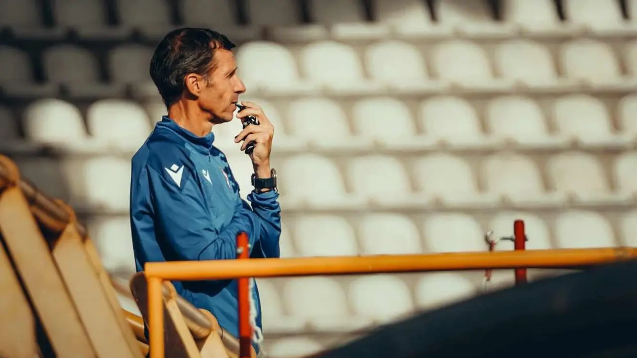 Cuco Ziganda, durante un entrenamiento en el Reino de León. En vídeo, declaraciones previas al encuentro ante el Mirandés.