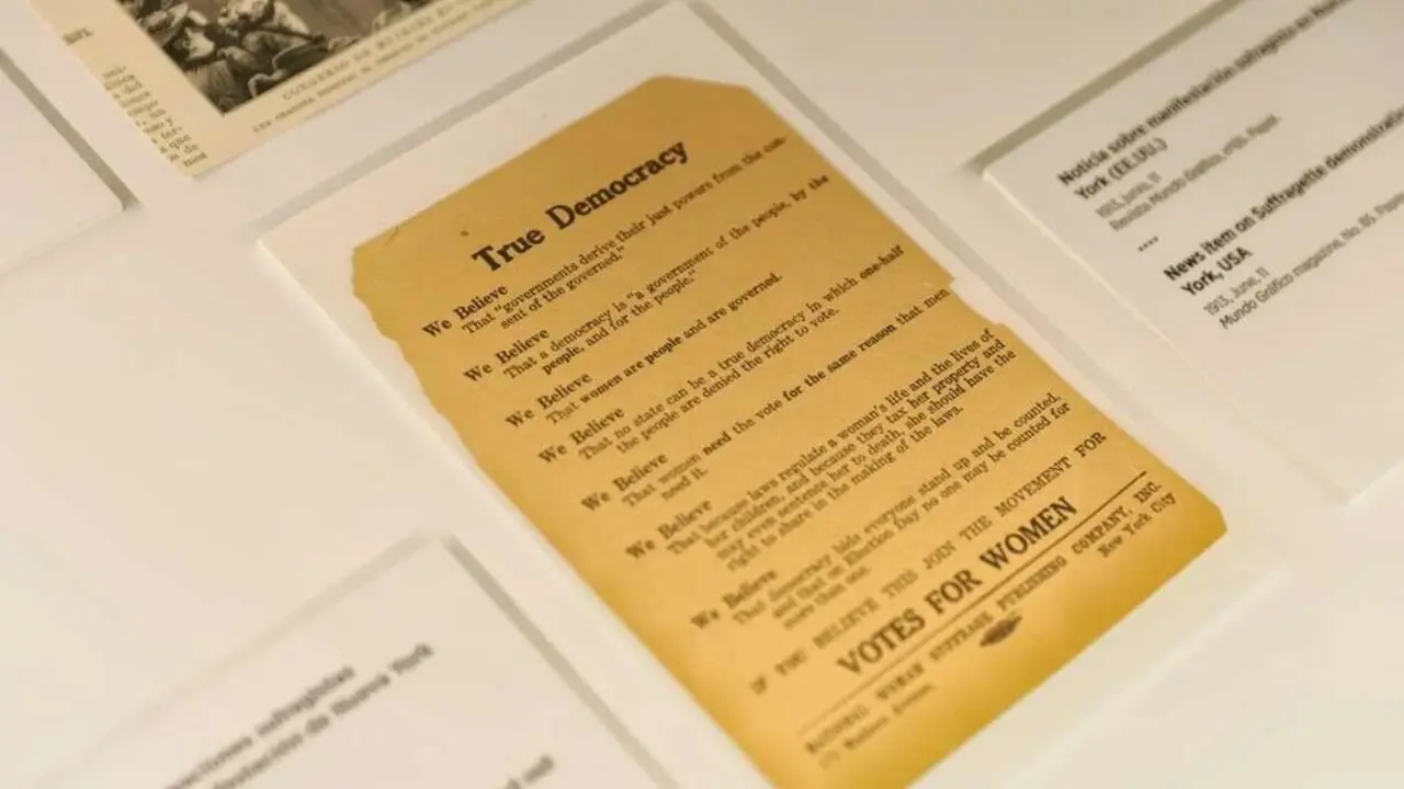 Panfleto con reclamaciones sufragistas repartido en una manifestación de Nueva York (EE.UU.) expuesto en la muestra ‘La Conquista del Voto’ en el Museo Casa Botines Gaudí.