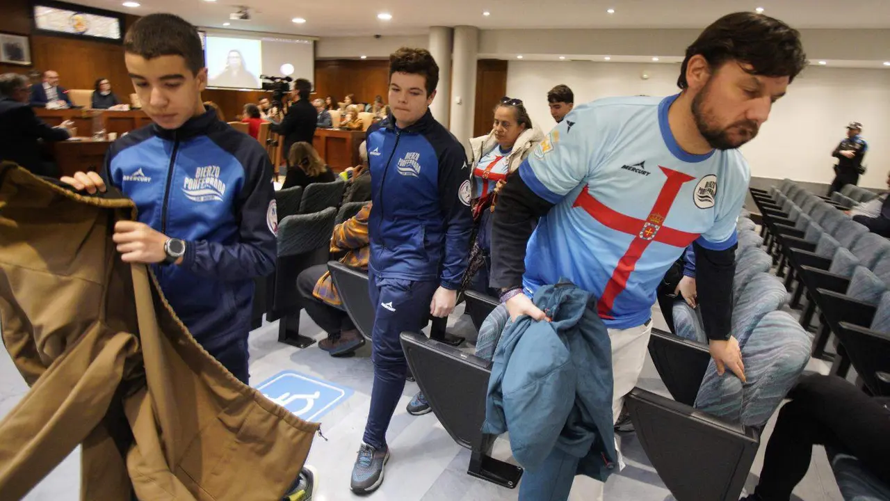 Pleno del Ayuntamiento de Ponferrada en el que se ha rechazado el proyecto para reconstruir las piscinas climatizadas del complejo Lydia Valentín de Ponferrada. Fotos: César Sánchez