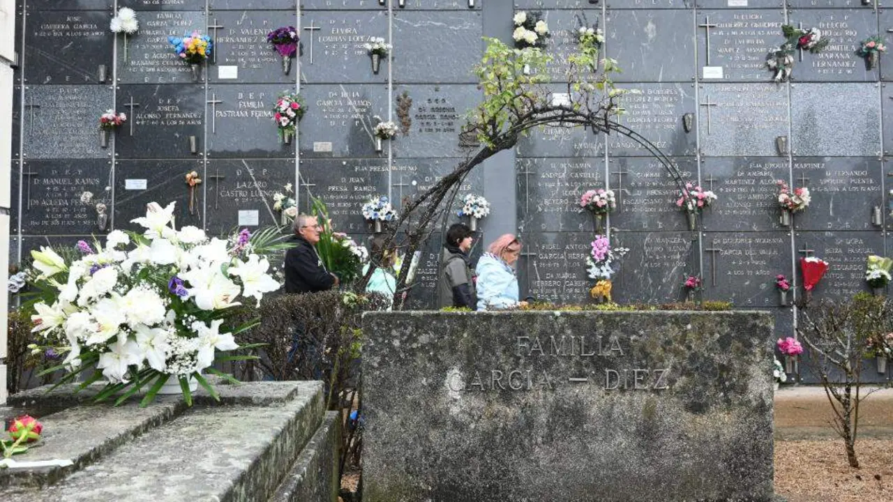 Miles de leoneses acuden a los cementerios para honrar a sus seres queridos en el Día de Todos los Santos. A pesar de la lluvia matutina, los camposantos de León y su provincia registran una afluencia masiva de familiares y visitantes que recuerdan a los fallecidos. Fotos: Peio García