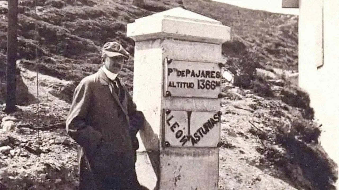 El puerto de Pajares, en una fotografía de época, recuerda la unión entre León y Asturias desde Fernando VI.