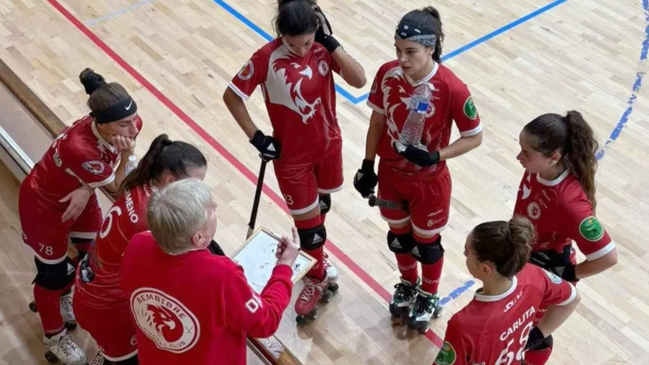 Carlos Figueroa conversa con sus jugadores durante un tiempo muerto.