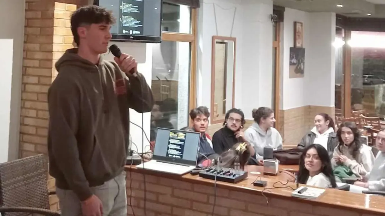 Imagen de uno de los participantes durante una de las exposiciones.