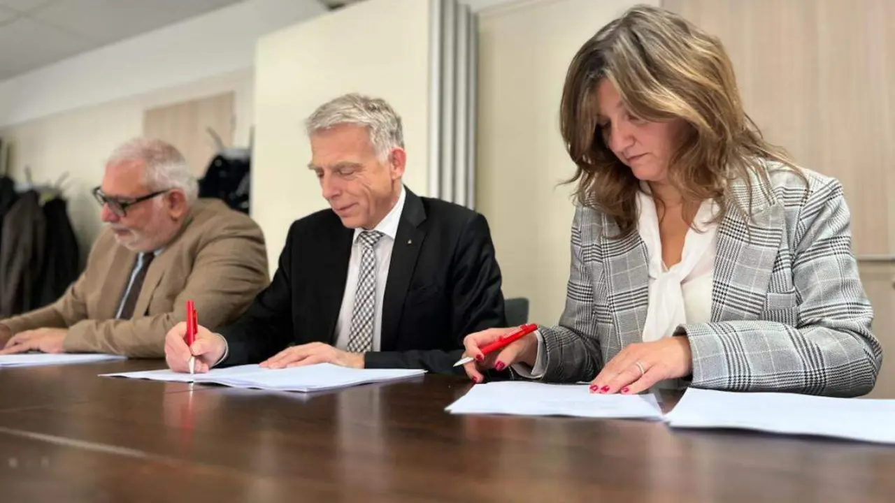 Un instante de la firma del acuerdo por parte de la rectora de la Universidad de León.