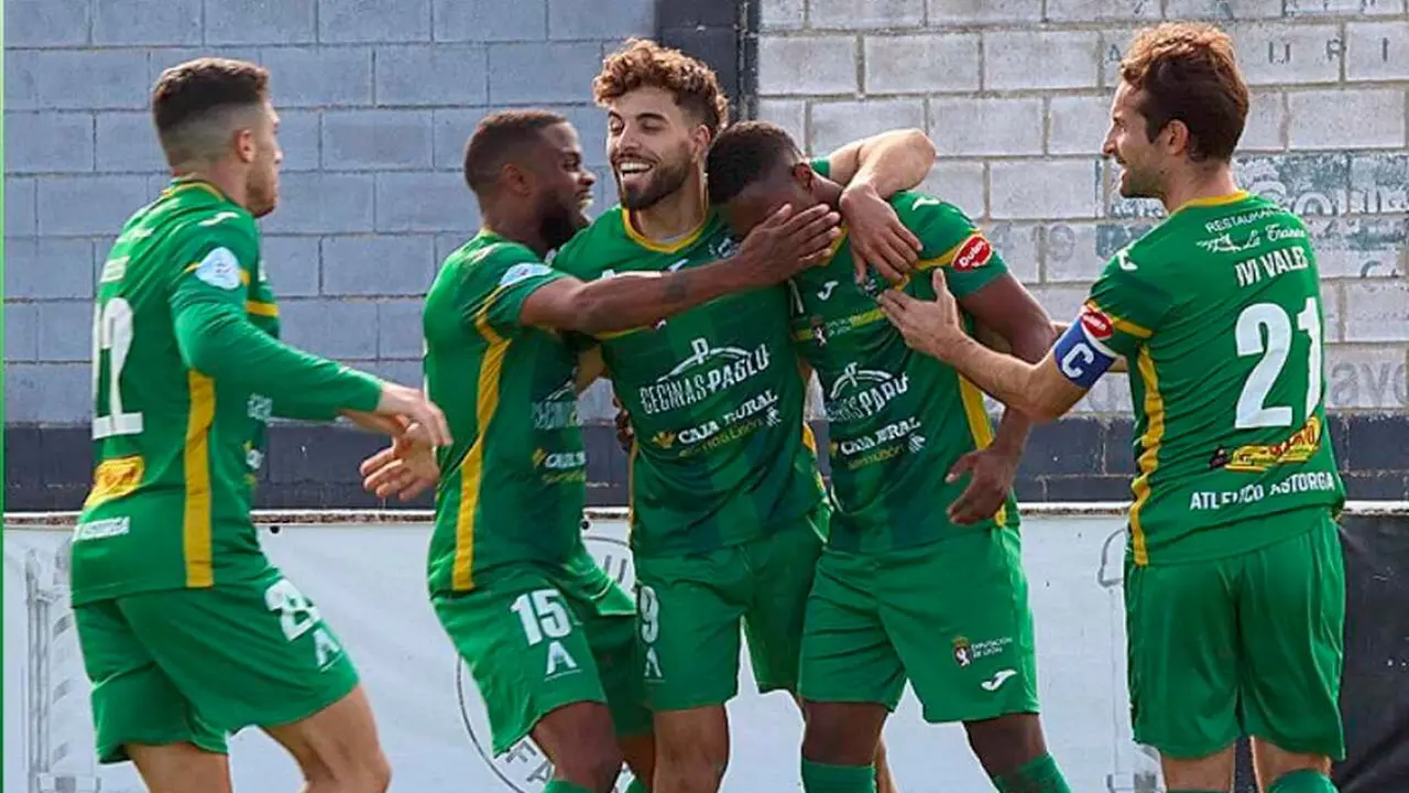 Los jugadores del Atlético Astorga celebran la victoria de su equipo en el minuto 92 de partido.