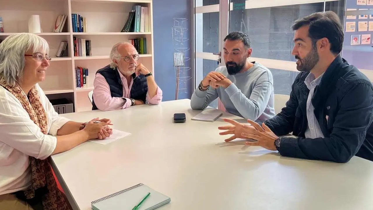 Un instante del encuentro mantenido por el portavoz del PP municipal y representantes de Aspaym.