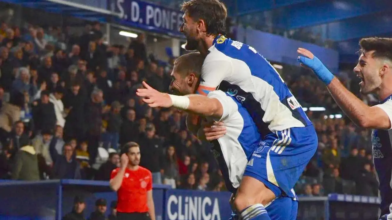 La Deportiva aprovecha un gran centro de Andoni López desde el córner para abrir el marcador. David Andújar remató con potencia y puso por delante a los blanquiazules en El Toralín ante el Cacereño.