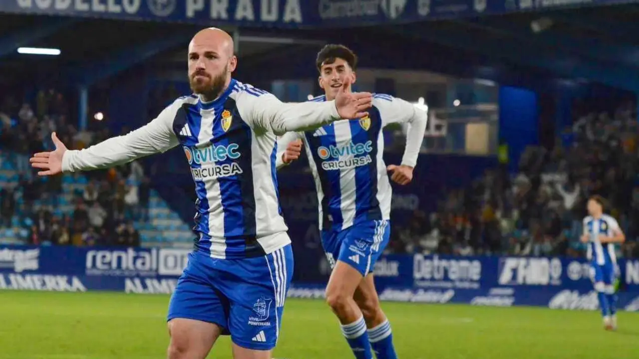 Benito celebra un gol con la elástica de la Ponferradina.