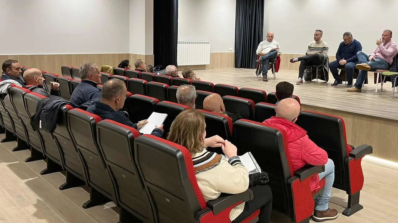 Un instante del encuentro socialista mantenido en Cistierna.