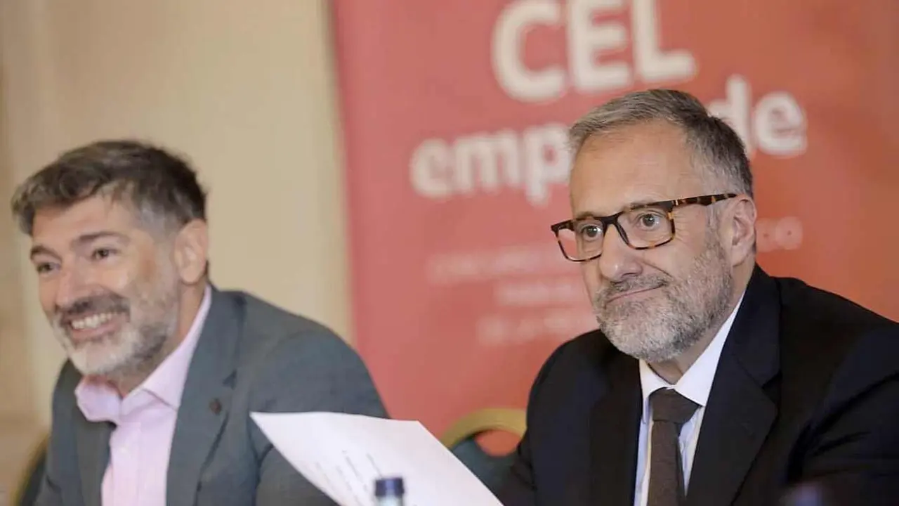 El presidente de las Cortes, junto al presidente del CEL, durante la rueda de prensa de este lunes.