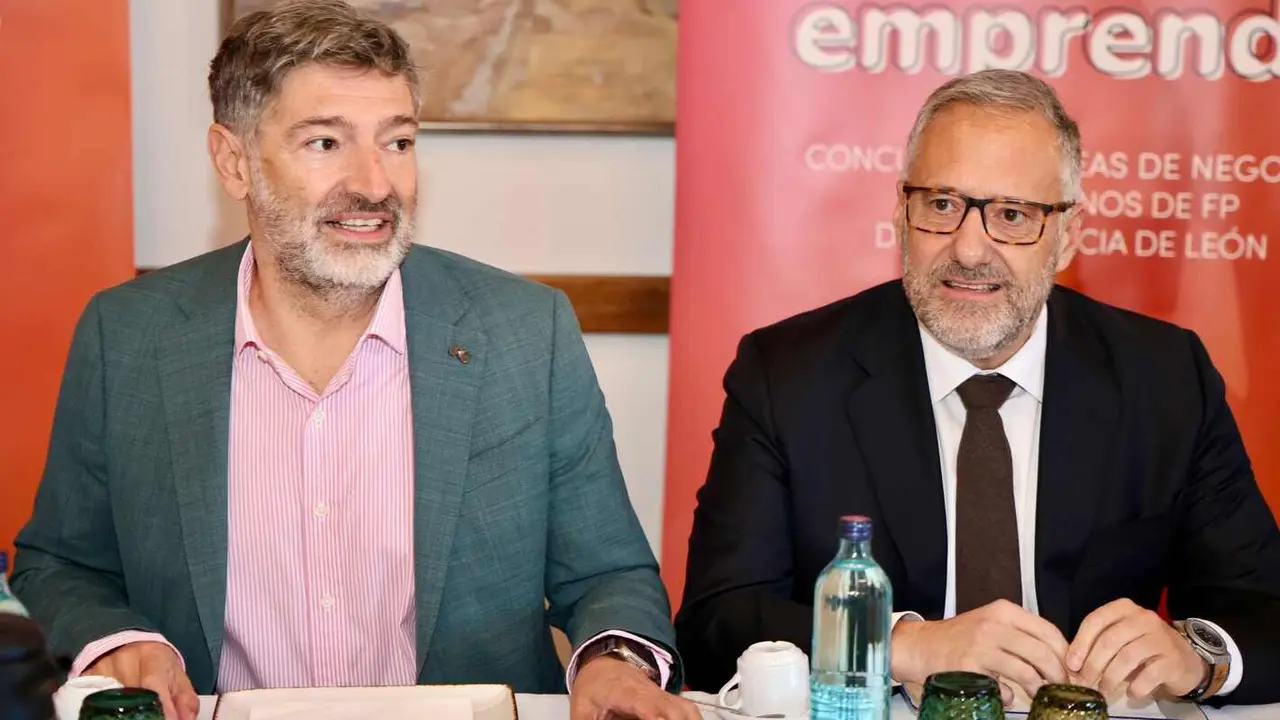 El presidente del Círculo Empresarial Leonés, Julio César Álvarez, el presidente de las Cortes y la Fundación de Castilla y León, Carlos Pollán, presentan la tercera edición del programa CEL Emprende acompañados del director de la Fundación, Juan Zapatero, y del director gerente de la empresa colaboradora Hyundai Lemauto, Roberto Rodríguez. Foto: Peio García