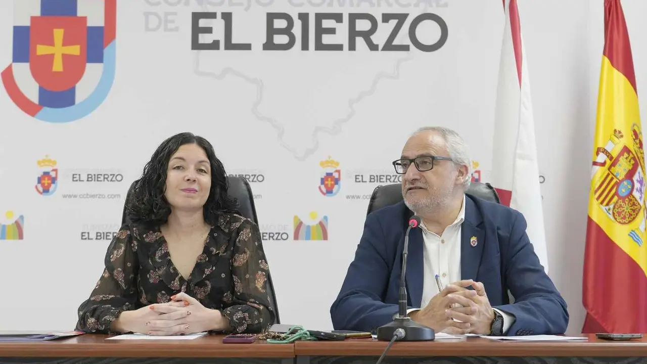 El presidente del Consejo Comarcal del Bierzo, Olegario Ramón, junto a la consejera comarcal de Formación, Empleo y Agenda 2030, Laura Fernández, durante la presentación del proyecto 'Bierzo. Territorio Azul'