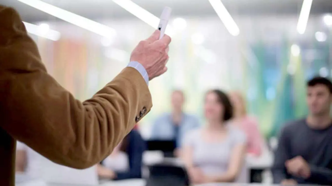 En un comunicado, el sindicato aseguró que, tras tres reuniones de la Comisión de Seguimiento, la Consejería de Educación “no ha ofrecido ningún avance real” en asuntos comprometidos desde el pasado mes de julio, como el reconocimiento de la función tutorial .