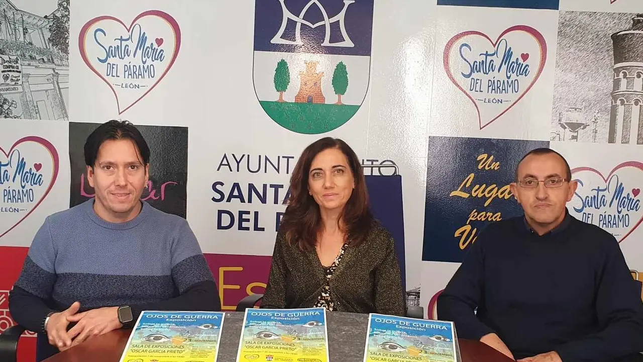 Un instante de la presentación de la exposición en Santa María del Páramo.