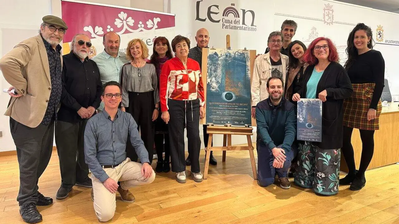 El equipo de la ópera 'La fuerza extraña de El Bicho', este martes en el Ayuntamiento de León.
