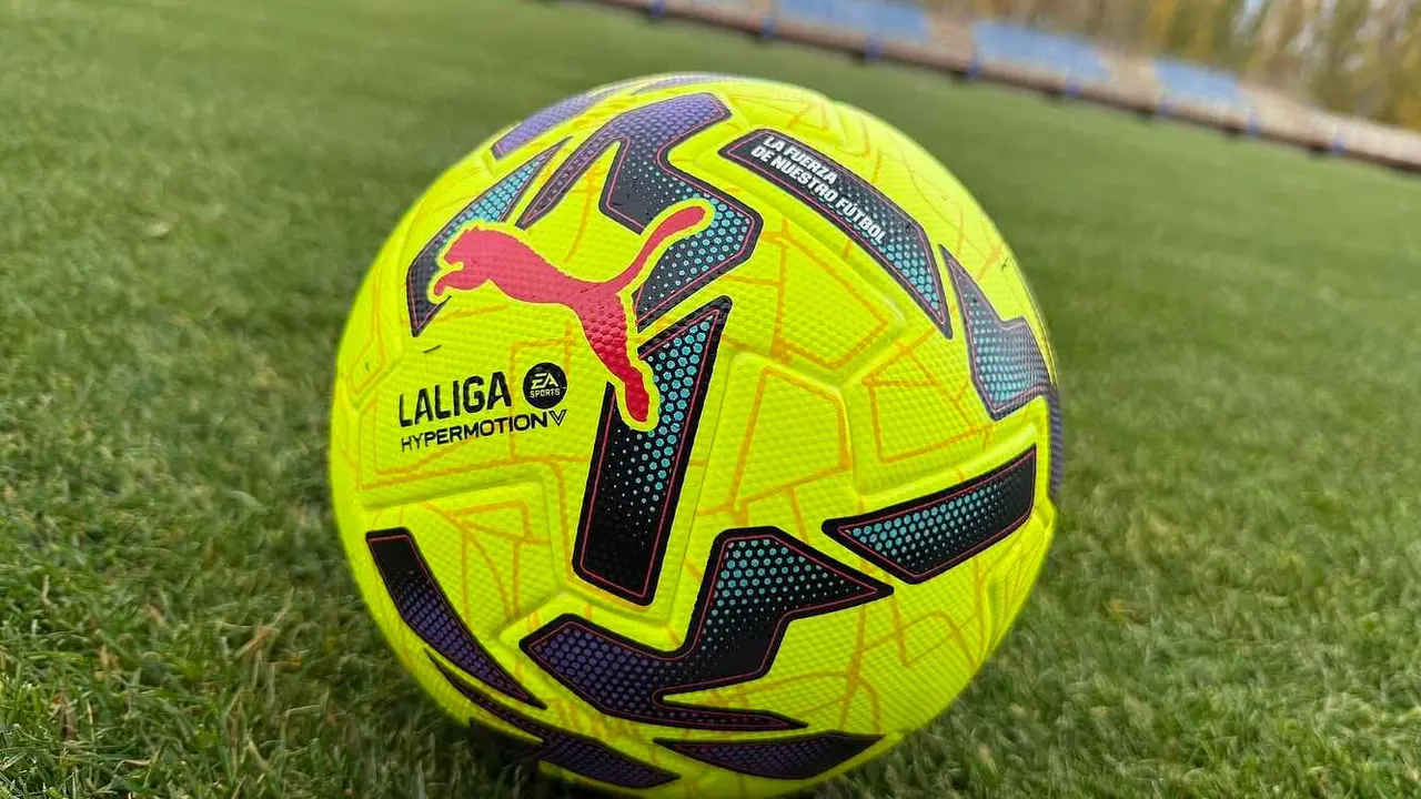 El nuevo 'balón de invierno', este martes, en el Área Deportiva de Puente Castro.