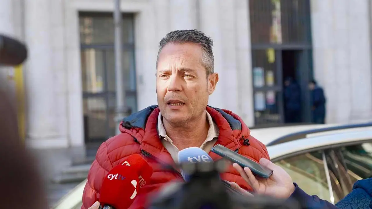 El secretario general del Grupo Socialista en las Cortes de Castilla y León, Pedro González, atiende a la prensa para analizar el transcurso del juicio de la ‘trama eólica’.