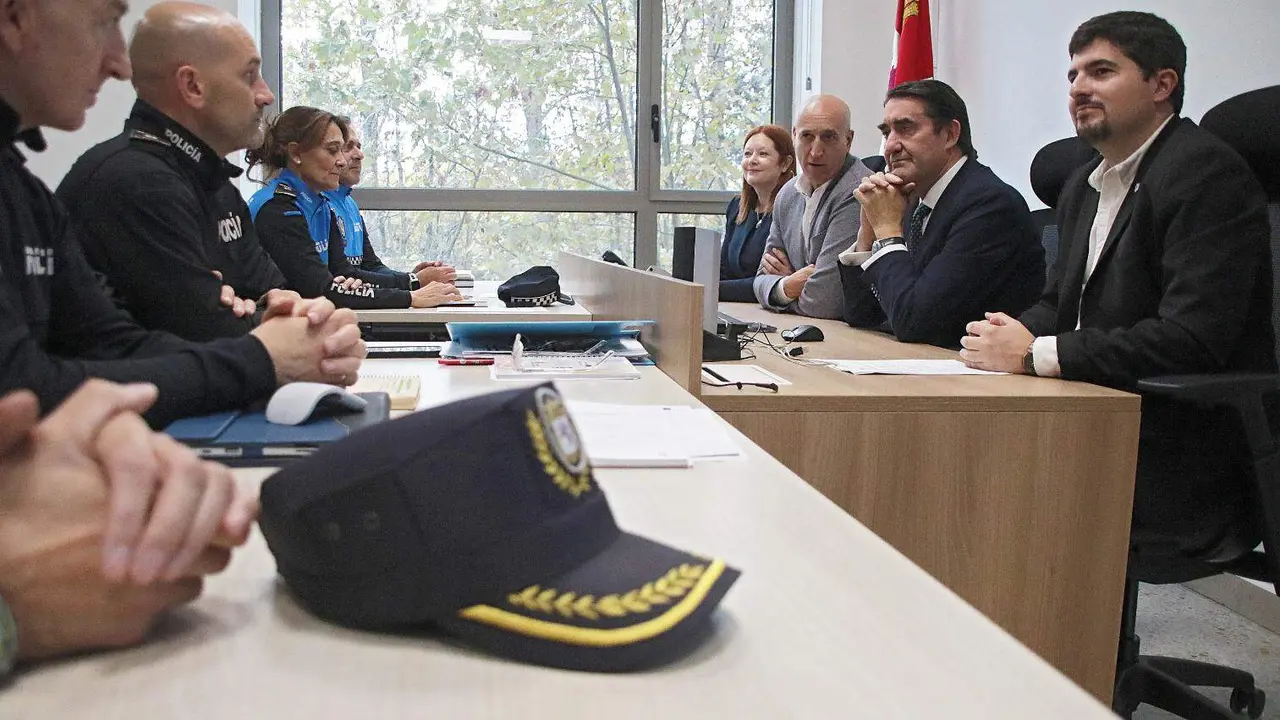 El consejero de Medio Ambiente, Vivienda y Ordenación del Territorio de la Junta de Castilla y León, Juan Carlos Suárez-Quiñones, clausura el Curso de formación de Policía Local sobre concentraciones humanas acompañado por el alcalde, José Antonio Díez y la directora de Protección Civil, Irene Cortés. Foto: Peio García