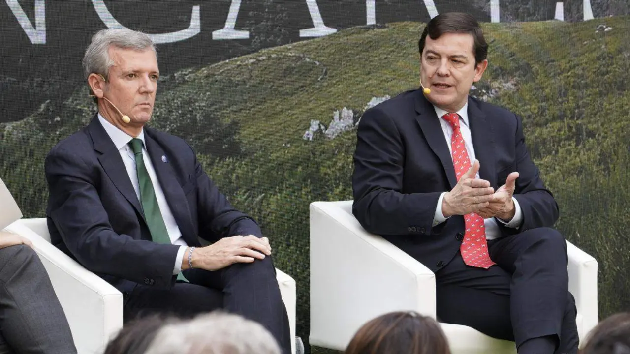 El presidente de la Junta de Castilla y León, Alfonso Fernández Mañueco, participa en la II edición del Foro Ancares, 'Los Retos del Noroeste', junto al presidente de la Xunta de Galicia, Alfonso Rueda, entre otros. Foto: César Sánchez