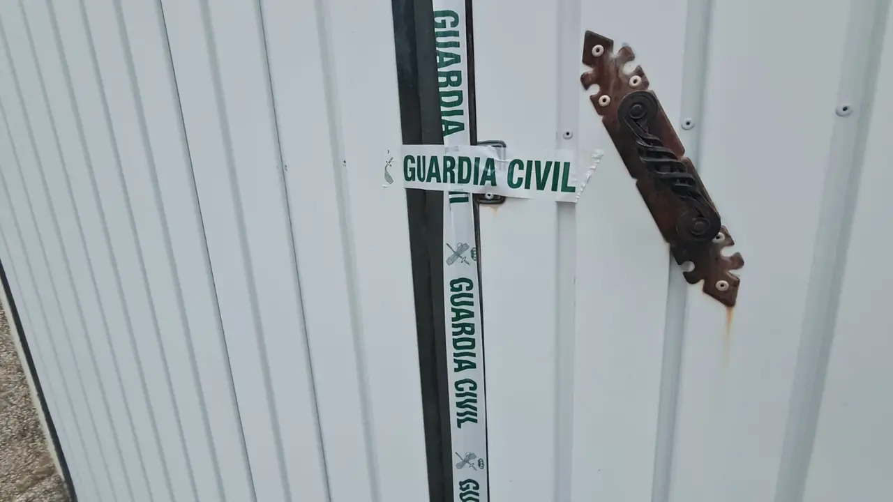 Vivienda del fallecido en Cuadros, precintada por la Guardia Civil que investiga las circunstancias de su muerte. Foto: J. C.