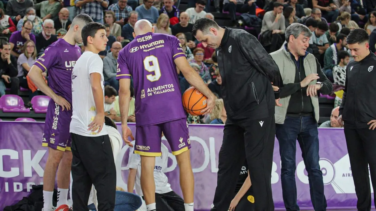 Lorenzo Alonso, a la derecha de la foto, habla con un colegiado mientras el principal observa la gotera. Foto: CBC Valladolid