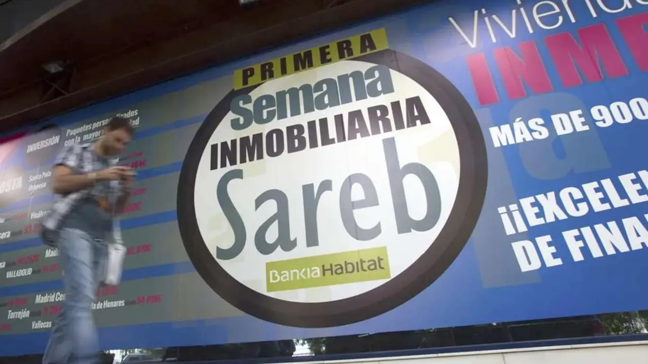 Imagen de un cartel anunciando una promoción del Sareb, sociedad de activos inmobiliarios que encara su recta final.