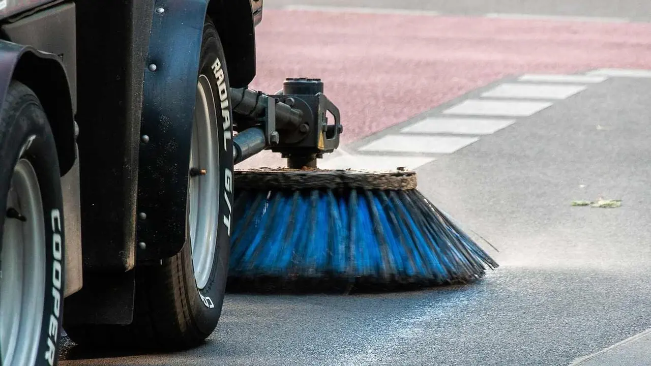 Imagen de una barredora; el servicio de limpieza no estará activo este jueves.