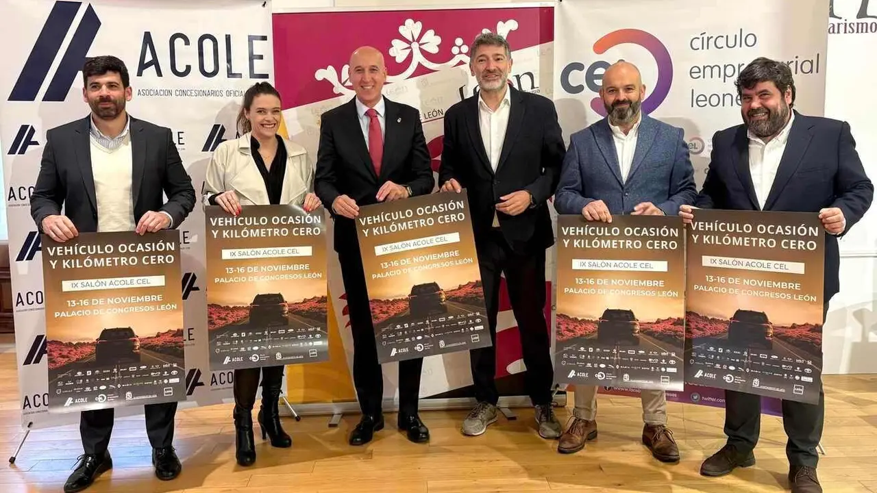 El alcalde de León y el presidente del CEL, junto a responsables del 9º Salón del Automóvil de Ocasión, posan momentos antes de la presentación oficial.
