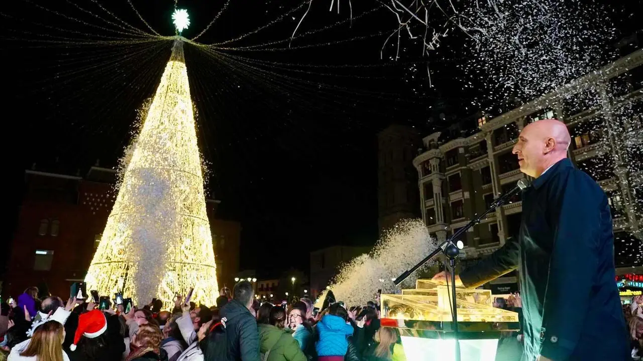 El alcalde de León, José Antonio Diez, participa en el acto del encendido de la iluminación navideña de la ciudad durante las últimas navidades. Foto: Campillo