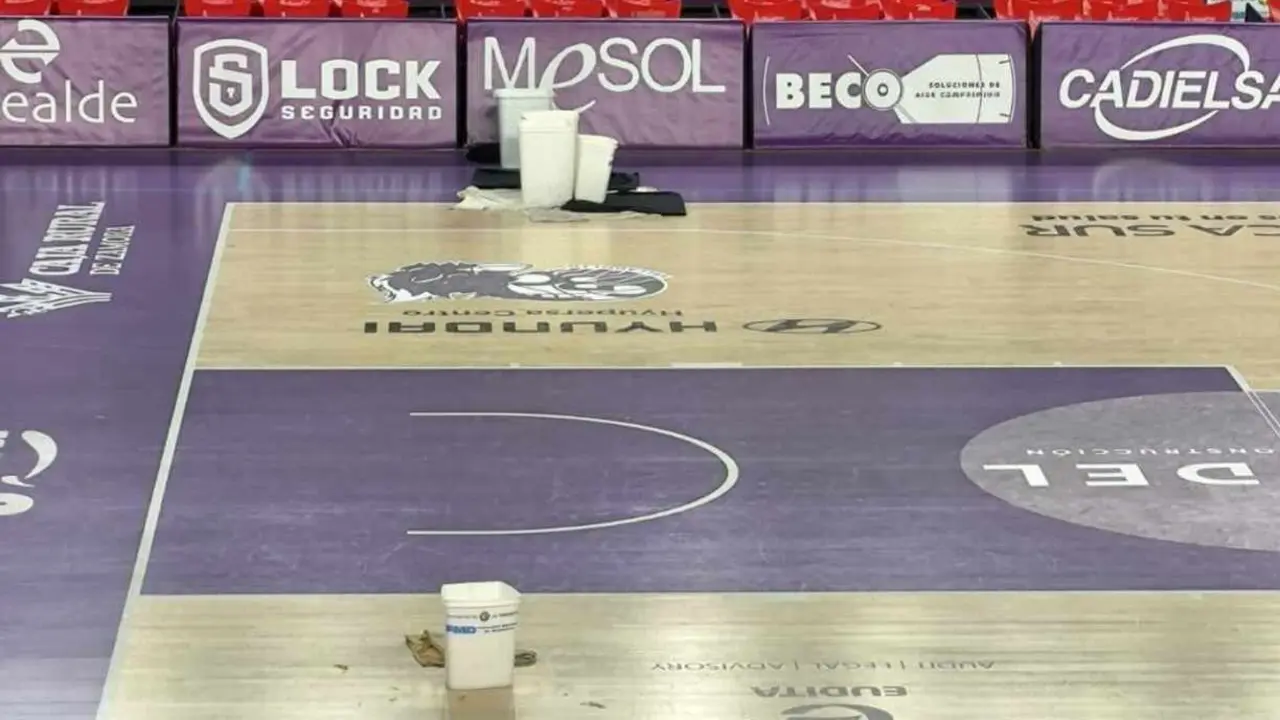 Imagen de los cubos para recoger el agua de las goteras que impidieron la celebración del partido.