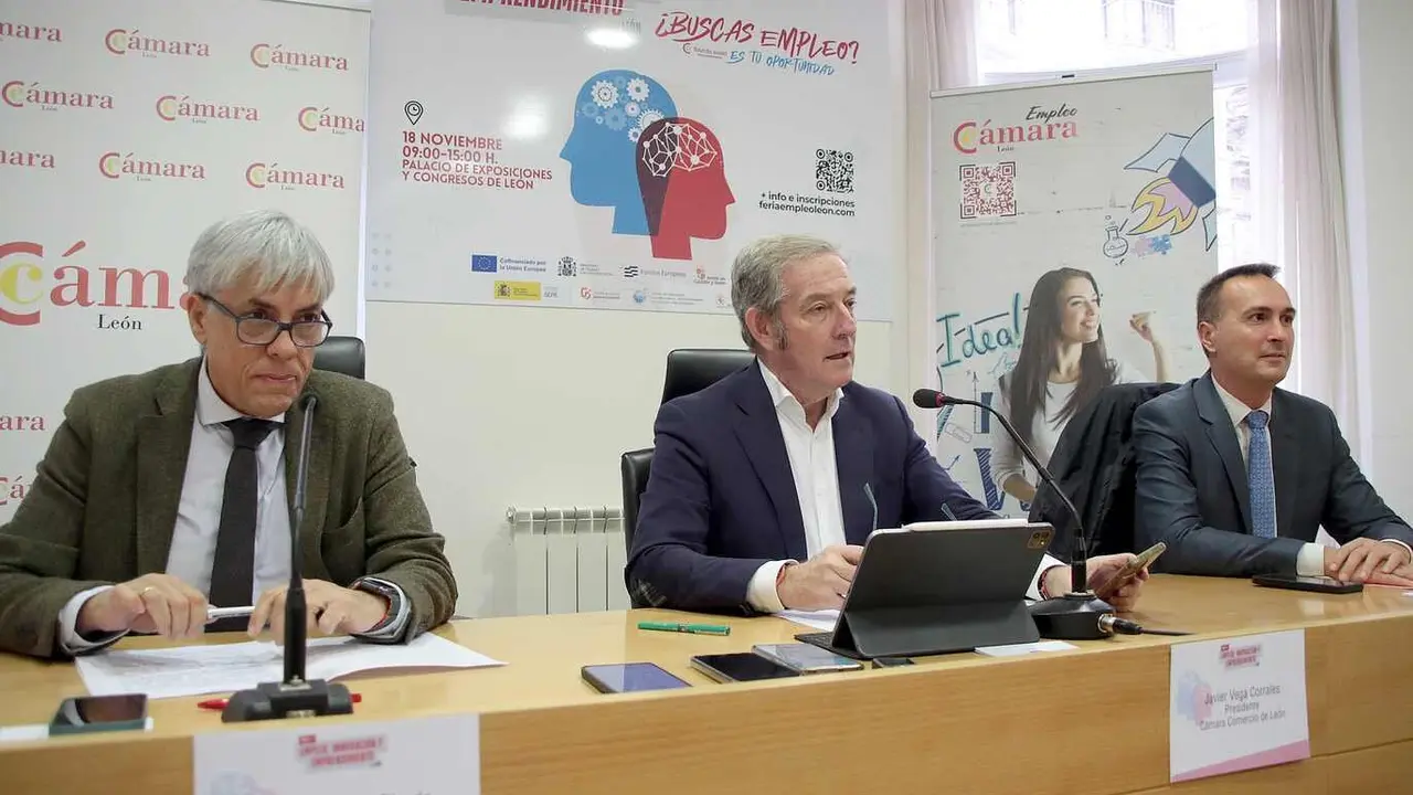 El Presidente de la Cámara de León, Javier Vega Corrales, el Delegado Territorial de la Junta de Castilla y León, Eduardo Diego Pinedo y el Gerente Provincial del ECYL, Ricardo Fernández Morueco presentan la VII Edición de la Feria de Empleo, Innovación y Emprendimiento de León. Fotos: Peio García
