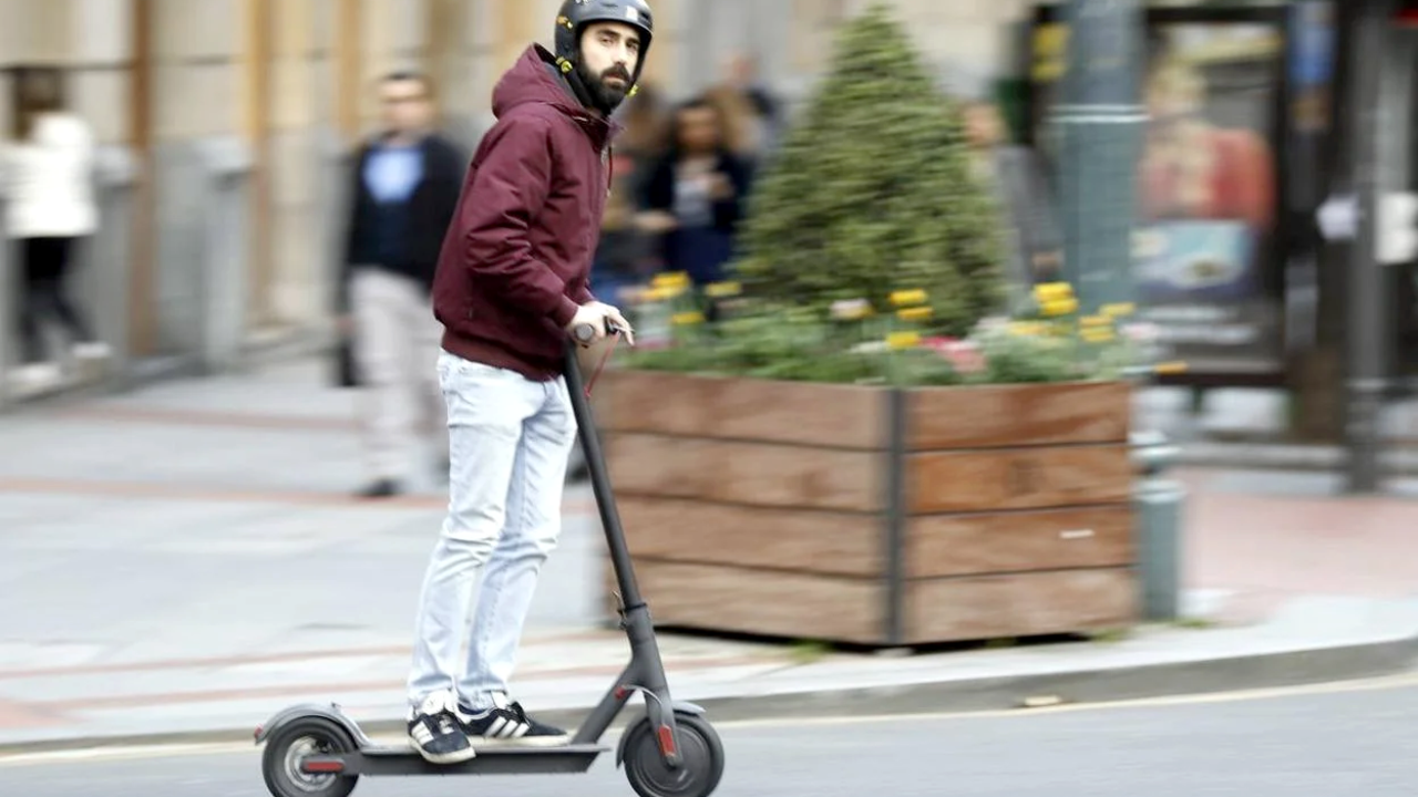 La nueva normativa del Ayuntamiento de León para la ZBE afecta de forma directa a los usuarios de patinetes.