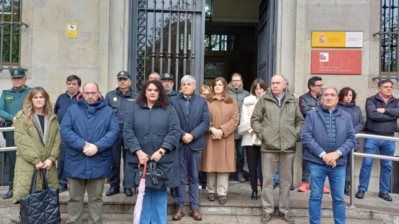 Un instante del minuto de silencio, este jueves, ante la Subdelegación del Gobierno.