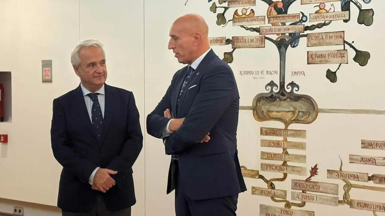 El Palacio del Conde Luna ha sido el escenario de la recepción institucional que el alcalde de León, José Antonio Diez, ofreció este jueves al presidente del Tribunal Superior de Justicia del Principado de Asturias (TSJA), Jesús María Chamorro González.