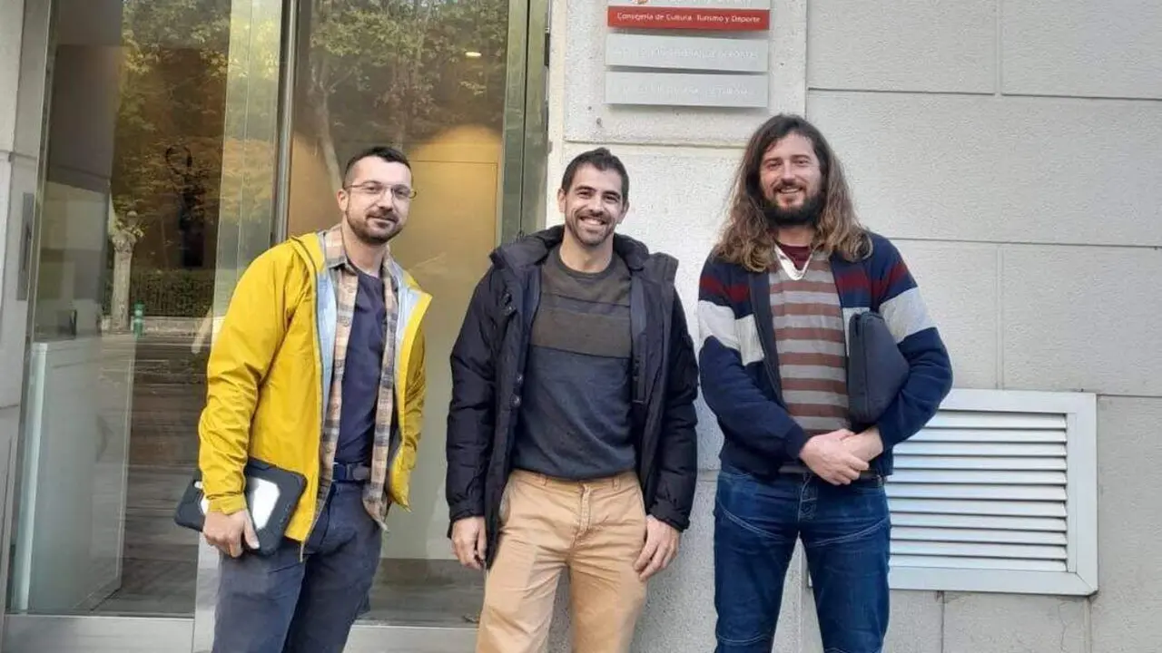 Miembros de la Plataforma en Defensa de Feve este jueves en la sede de Turismo de la Junta en Valladolid. Foto: Plataforma en Defensa de Feve