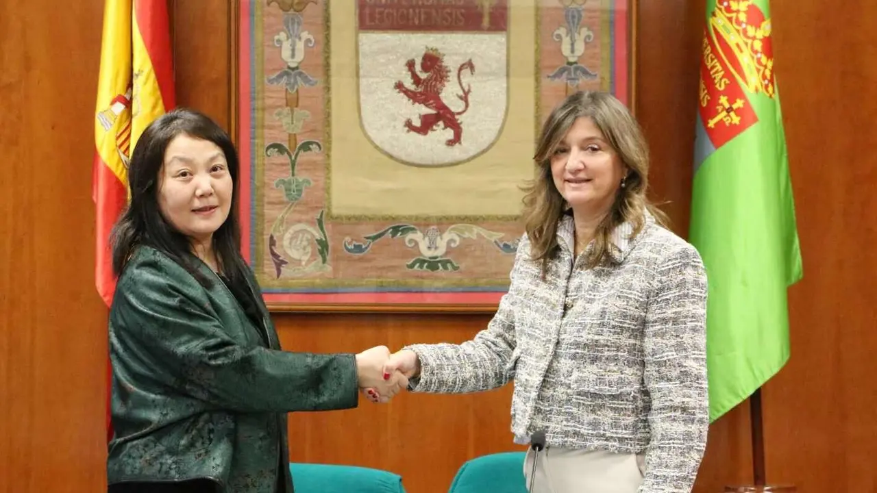 La Universidad de León (ULE) ha reforzado su proyección internacional con la firma de un convenio de colaboración con la China Pharmaceutical University (CPU), una de las instituciones de educación superior más prestigiosas de su país. El acuerdo, rubricado este viernes, marca un hito al convertirse en el primero que la universidad asiática suscribe con una institución española.