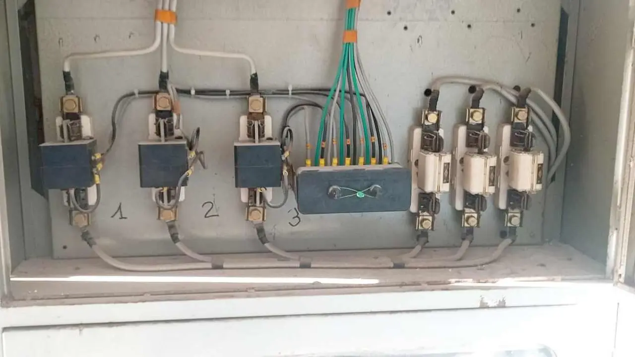 Instalaciones eléctrica al descubierto, una de las múltiples carencias que se dejan ver en los centros docentes.